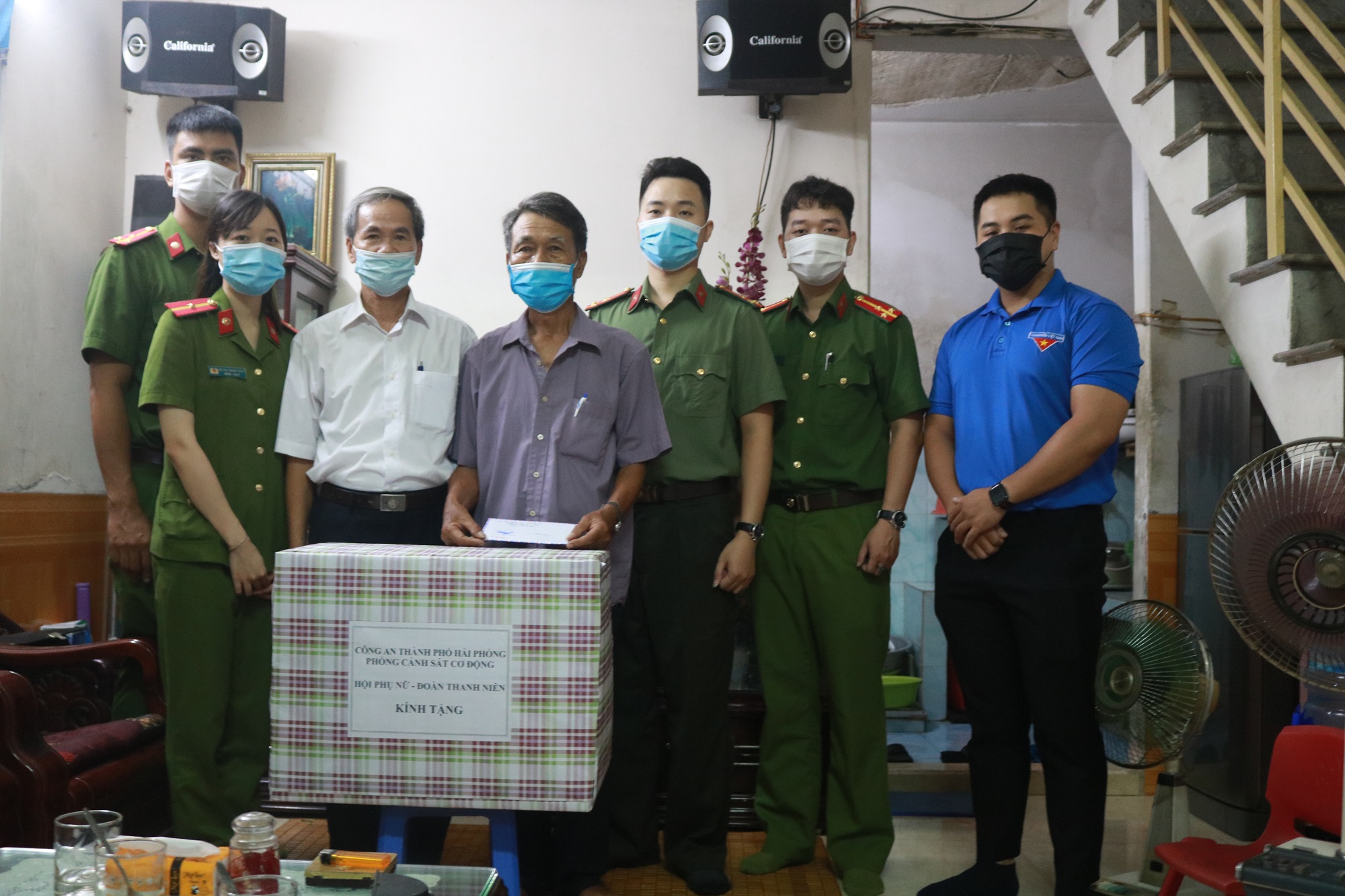 Đoàn Thanh niên, Hội Phụ nữ Phòng Cảnh sát Cơ động:  Thăm, tặng quà các gia đình chính sách, người có công với cách mạng